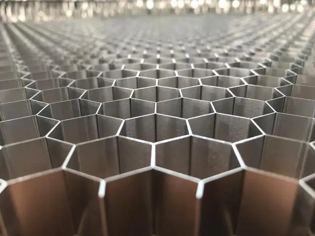鋁蜂窩板，讓現(xiàn)代建筑更具科技感！-吉祥裝飾